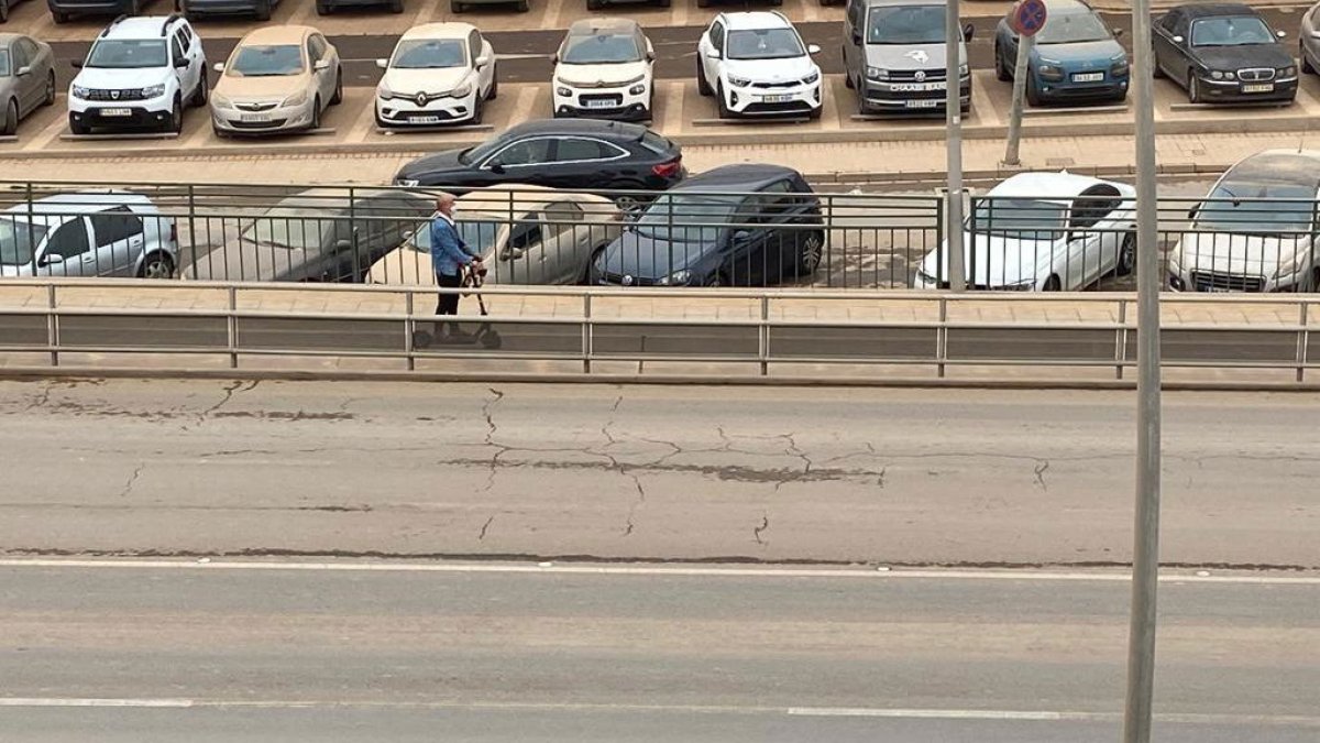 Calima sobre coches en Almería, en una imagen de archivo.