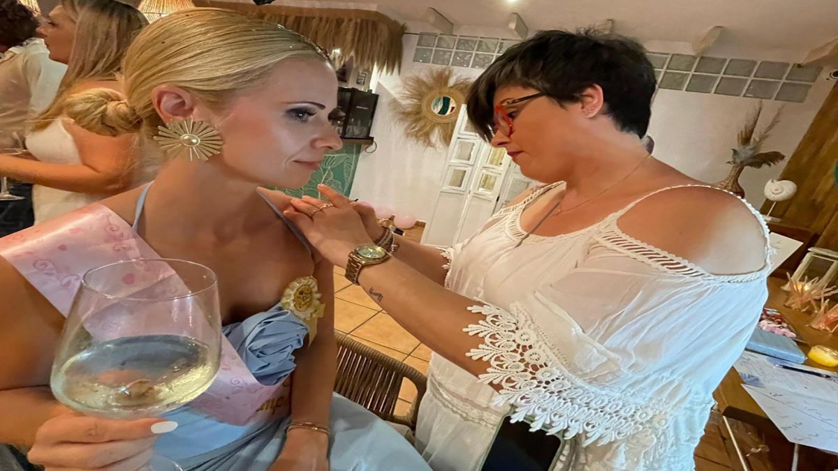 Gloria Contreras, profesional de Nueve Lunas, decorando a su clienta.