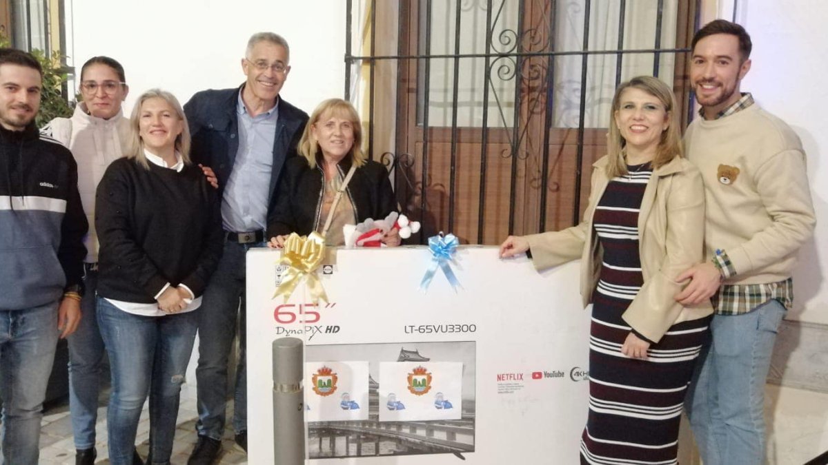 El alcalde y autoridades municipales con la ganadora.