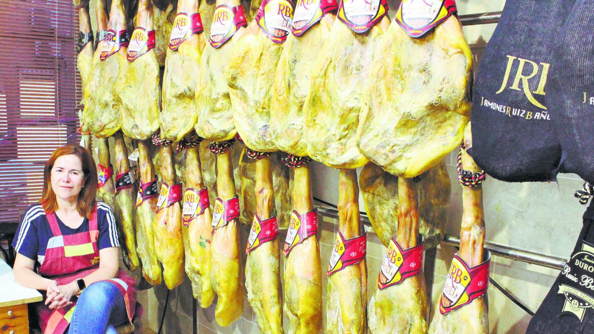 La tienda de los Ruiz Baños tiene su propio secadero de jamones en Trevélez.