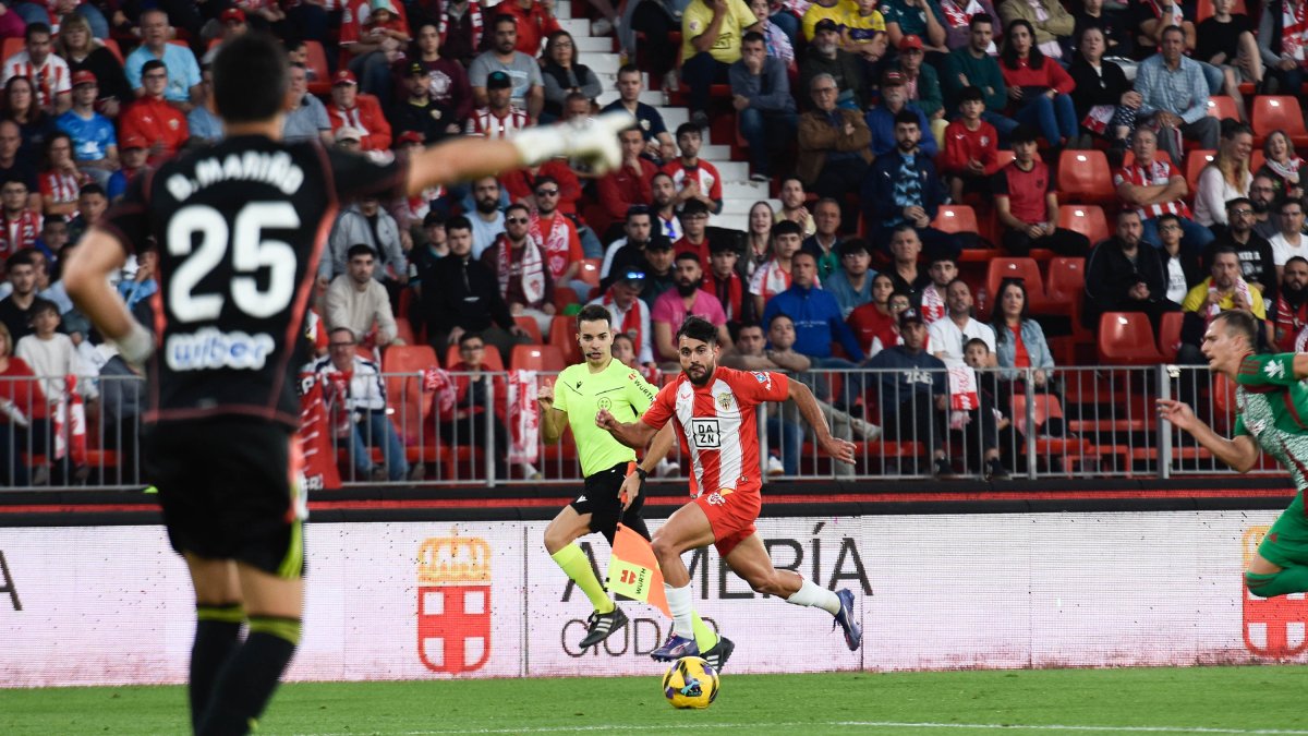 Arnau cumpliendo su misión de puñal para un Almería de Primera.