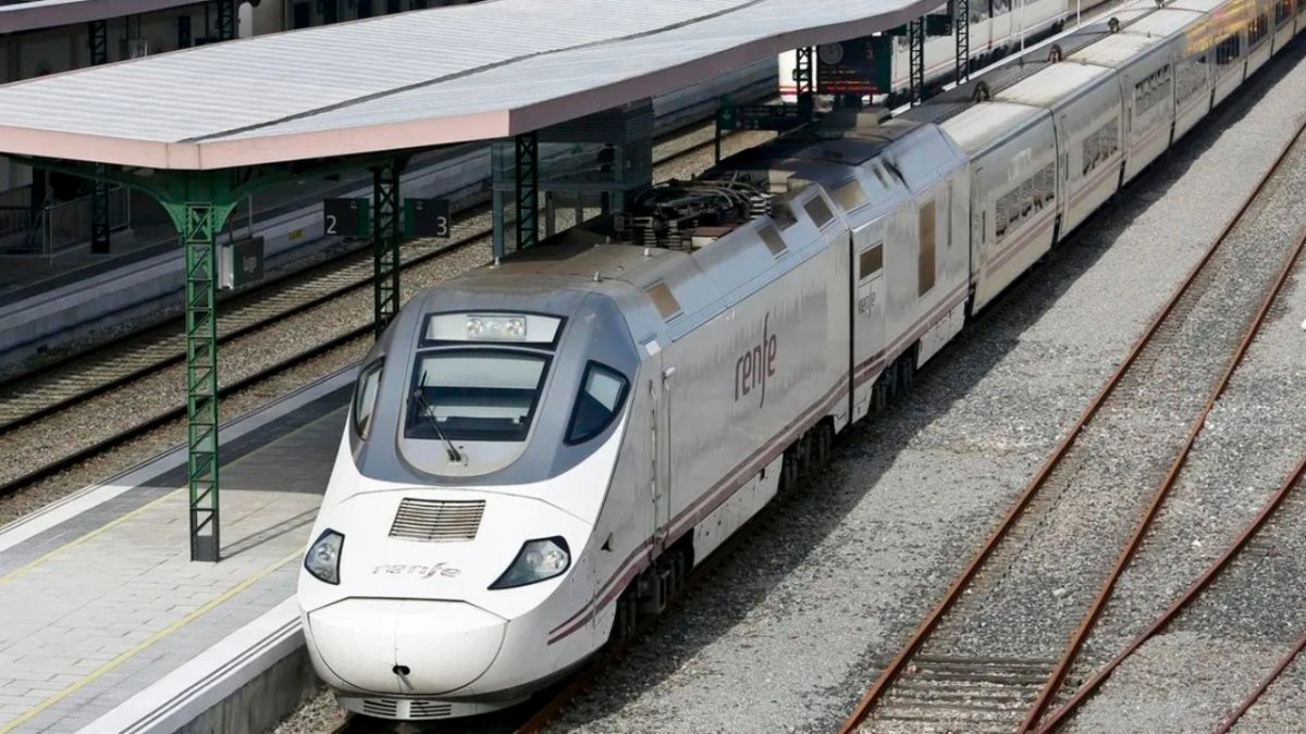 Los Alvia S-730 híbridos van abandonado poco a poco Galicia y se acercan al Sur.