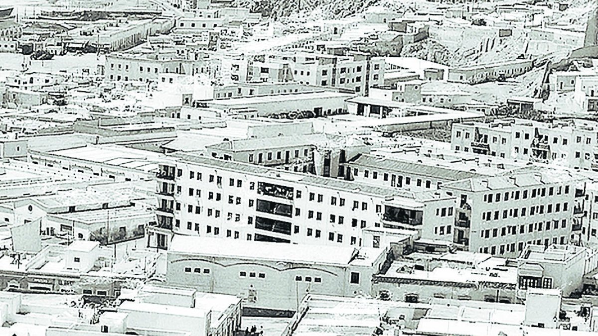 Fachada del cine Pavía con sus nueve ventanillas que purificaban el aire de la sala. Detrás se ven los pisos del patio de la Chanca.
