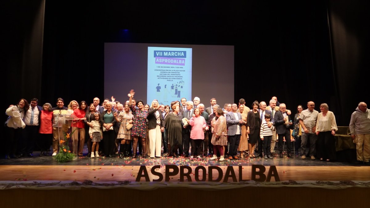 Fotografía de familia durante el evento celebrado en el Auditorio Ciudad de Vera.
