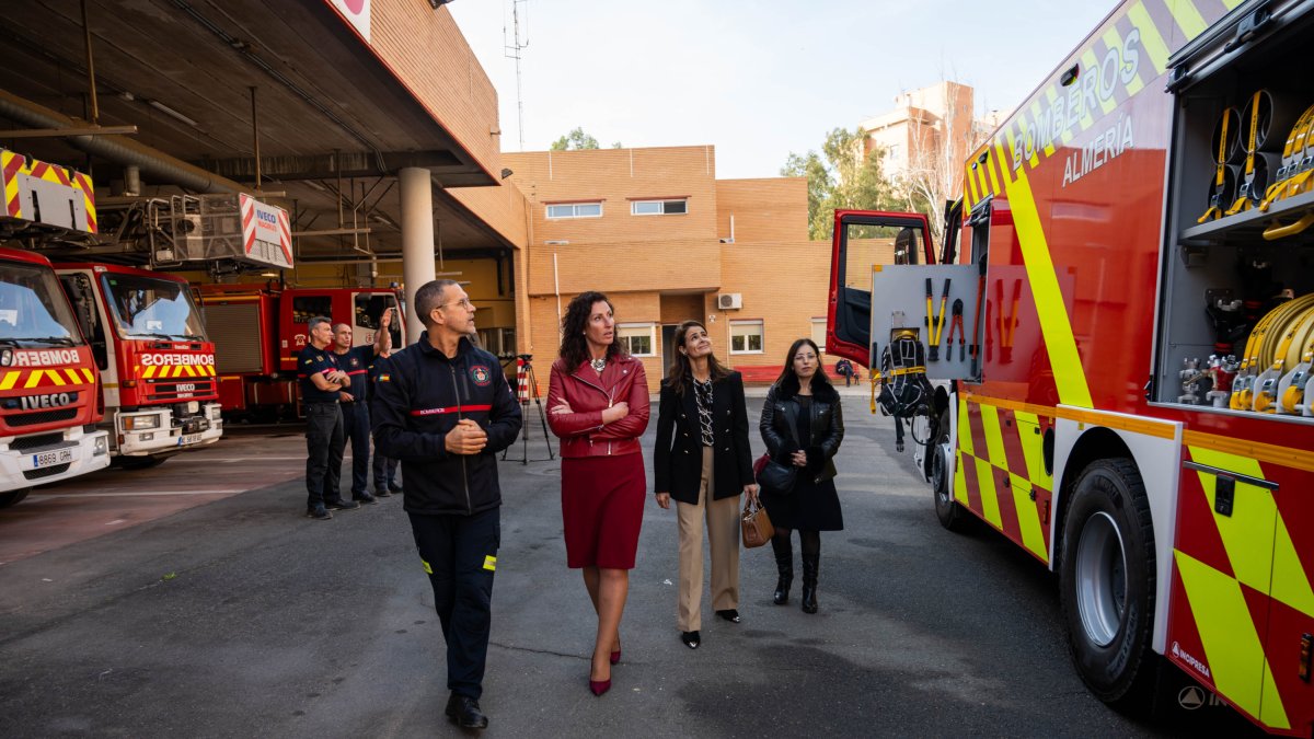 María del Mar Vázquez conoce el nuevo vehículo de los Bomberos de Almería.