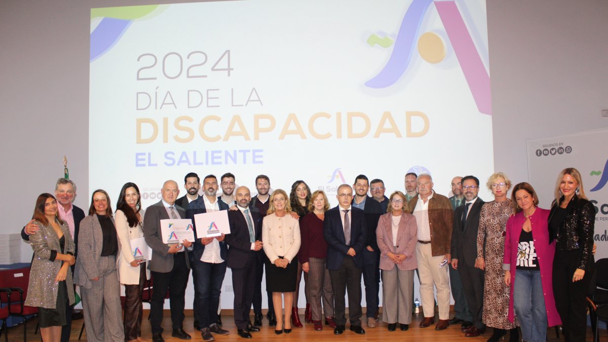 Foto de familia en el Día de la Discapacidad Asociación El Saliente.