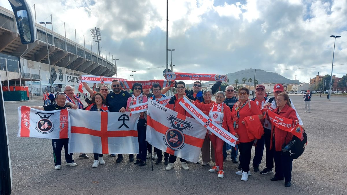 La Peña Orgullo Almeriense en la previa del Cartagena-Almería.