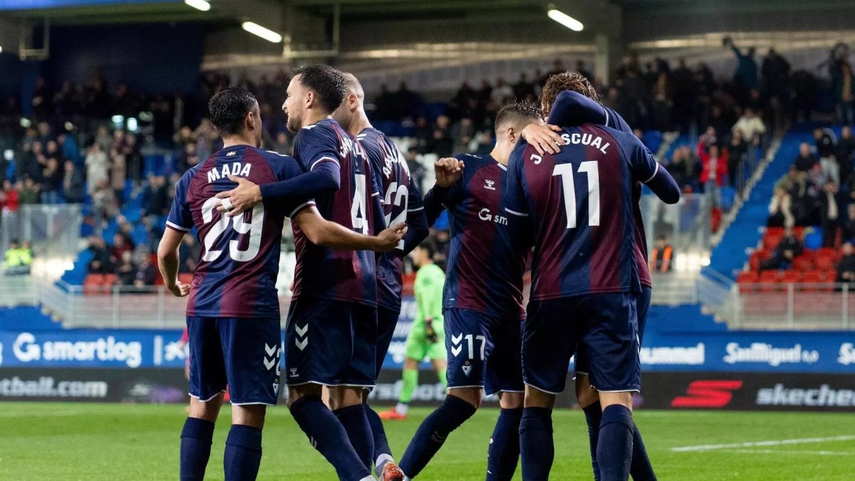Los jugadores del Eibar celebran el gol de Jorge Pascual.