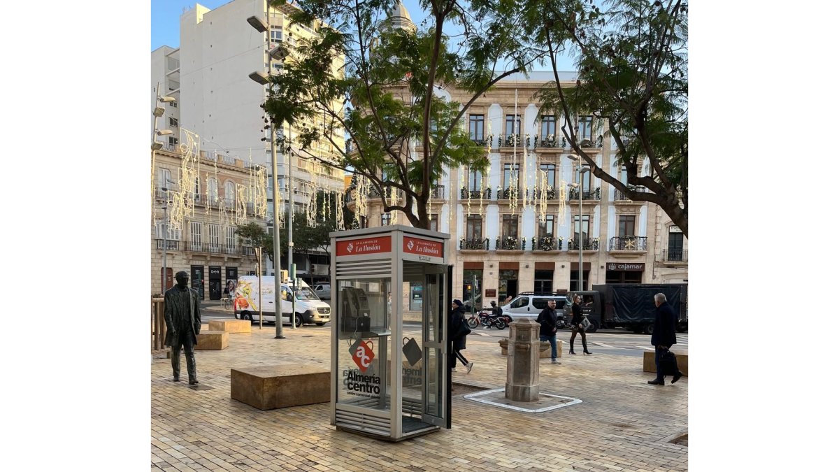 Una antigua cabina telefónica ha sido instalada de nuevo en la Puerta Purchena.