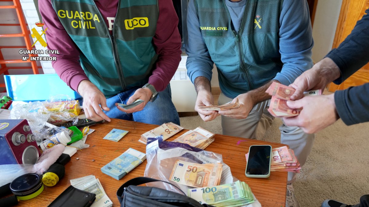 Agentes de la Guardia Civil recopilando dinero incautado.