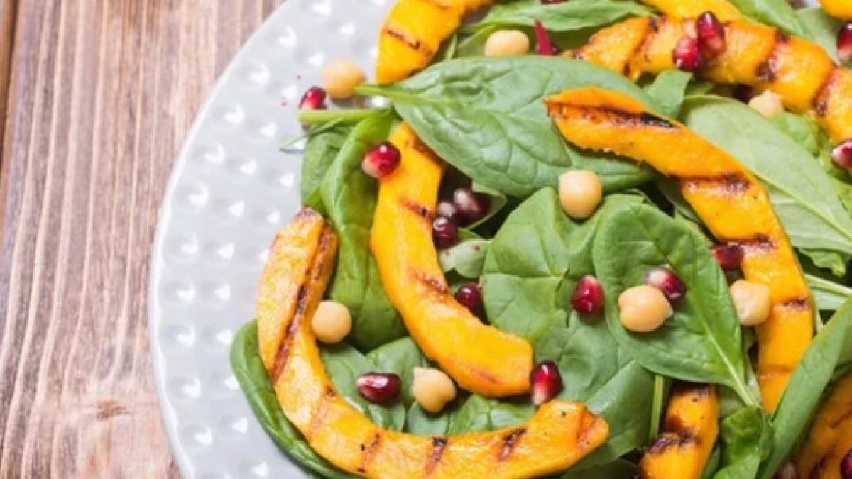 Un plato de garbanzos, espinacas y calabaza. DEPOSITPHOTOS