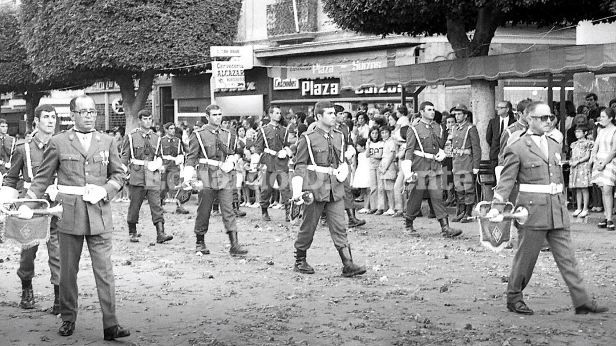 Uno de los días grandes del Paseo era la tarde de la procesión del Corpus, cuando el pavimento se cubría de hierbas y flores.