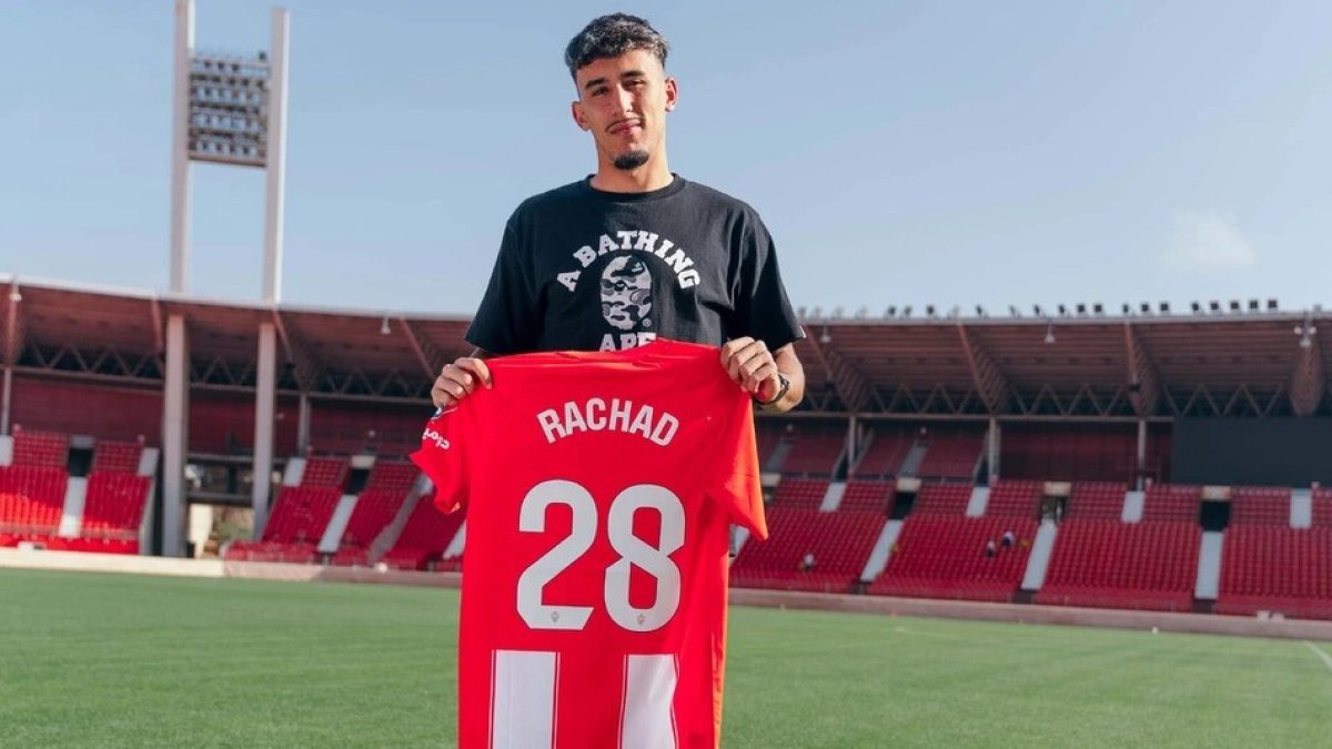 Rachad amplía su contrato con el Almería hasta 2028.