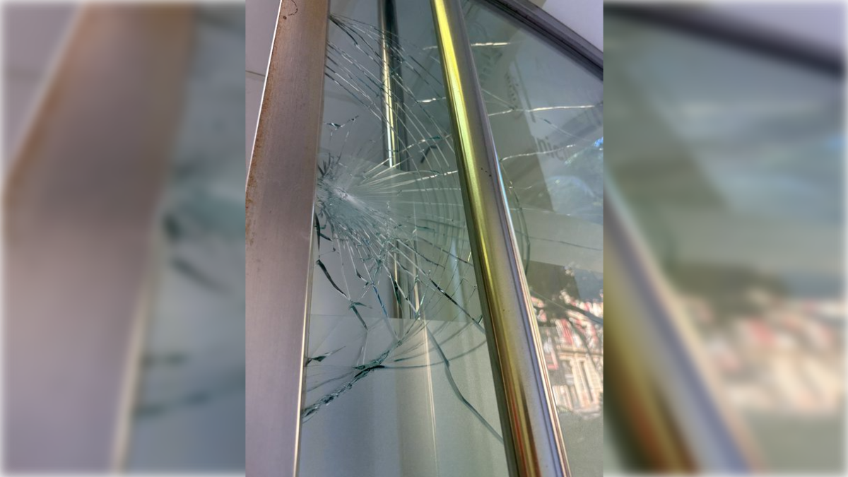 Cristal roto por una piedra en la sede del Grupo Municipal Socialista.