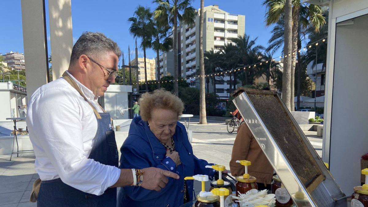 Los primeros almerienses visitan la feria en la Plaza de las Velas.