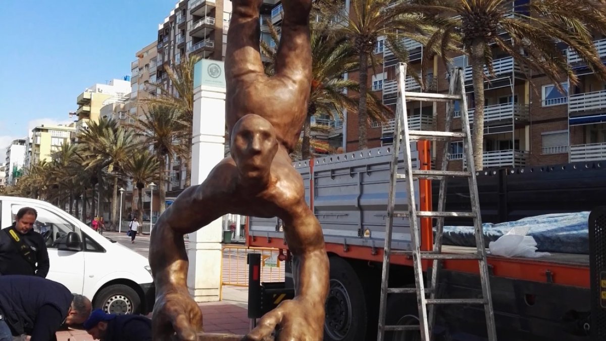 El Acróbata, otra de las figuras del artista almeriense en el Paseo Marítimo.