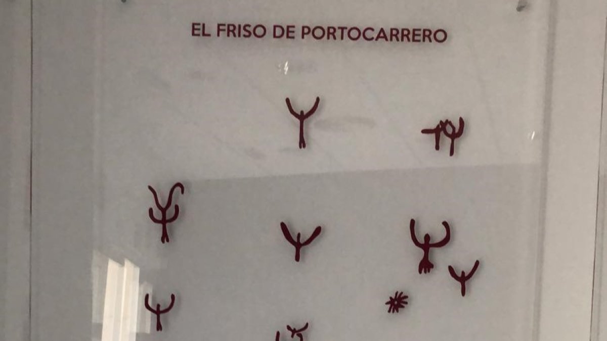 Detalles de las réplicas a escala real de las pinturas rupestres de Gergal ubicadas en el Centro Astrofísico.
