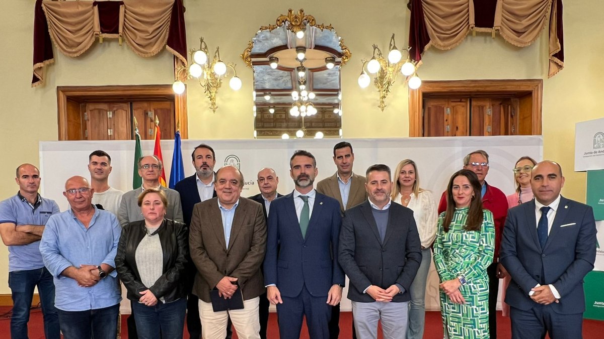 El consejero de Pesca junto a representantes del sector en la Delegación del Gobierno en Almería.
