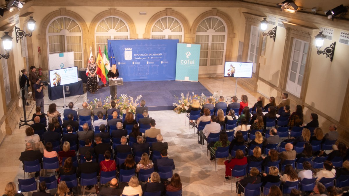 Lleno en el Patio de Luces de Diputación en la ceremonia. del Colegio de Farmacéuticos.