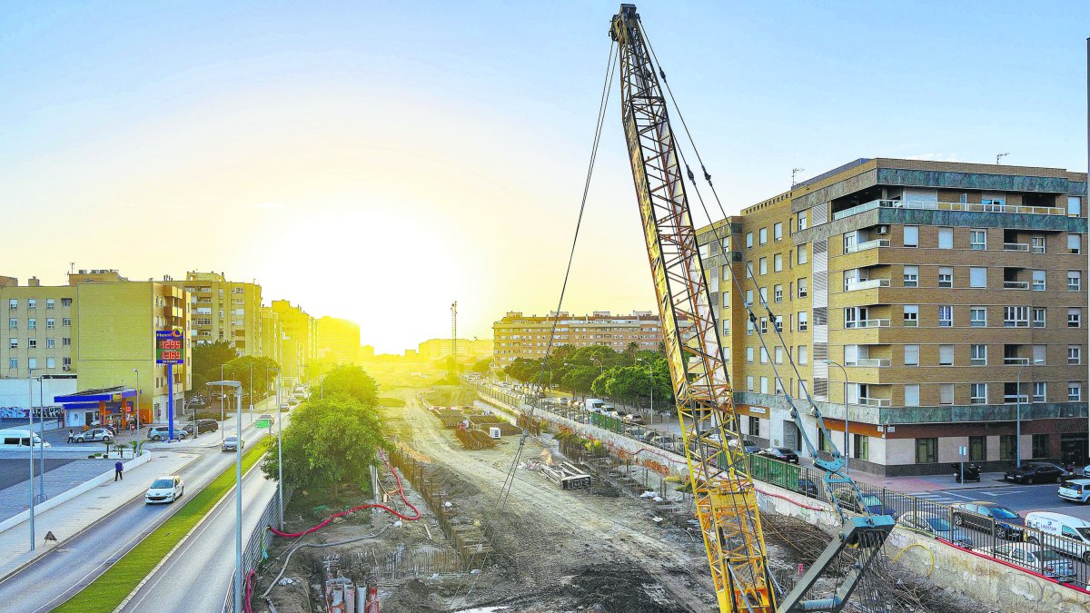 Vistas de las obras más allá del puente de la Avenida del Mediterráneo