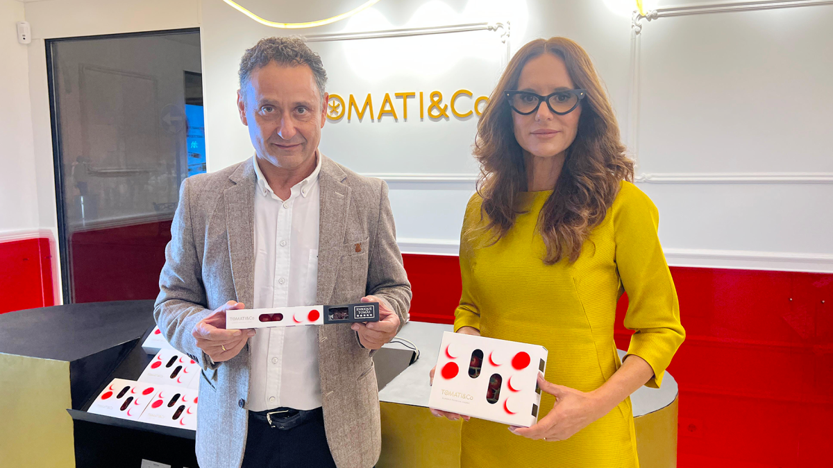 Enrique Tomás y Belén Salmerón en la nueva tienda.