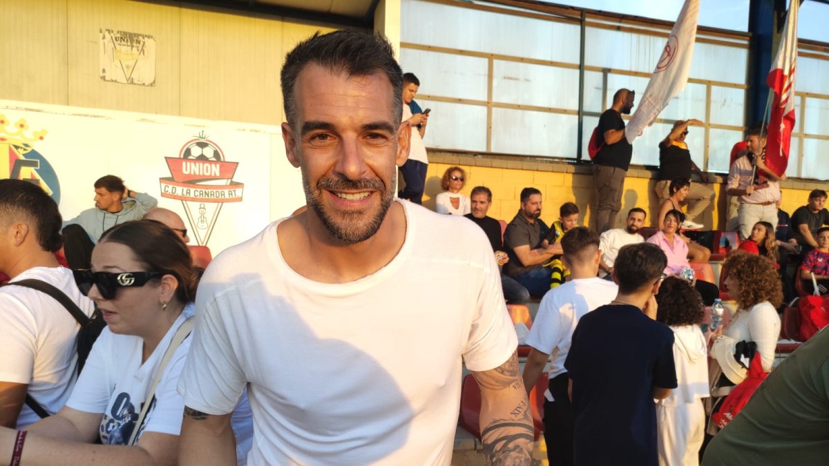 Negredo con LA VOZ y Cadena SER viendo en La Cañada la Almería Cup.