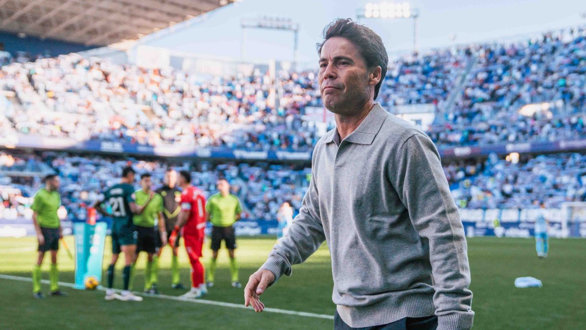 Rubi saliendo a La Rosaleda mientras los capitanes Herrero y Chumi hacían el sorteo de campos.