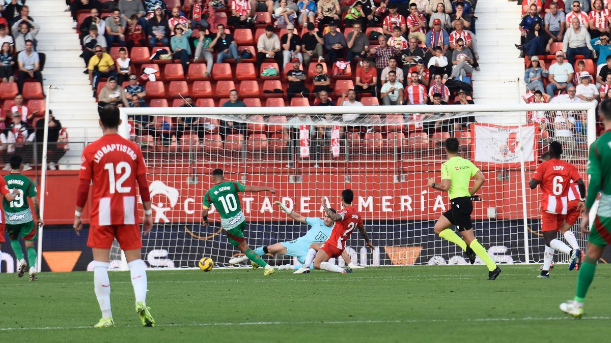 Uzuni bate a Fernando en un apasionante Almería 2 Granada 1.