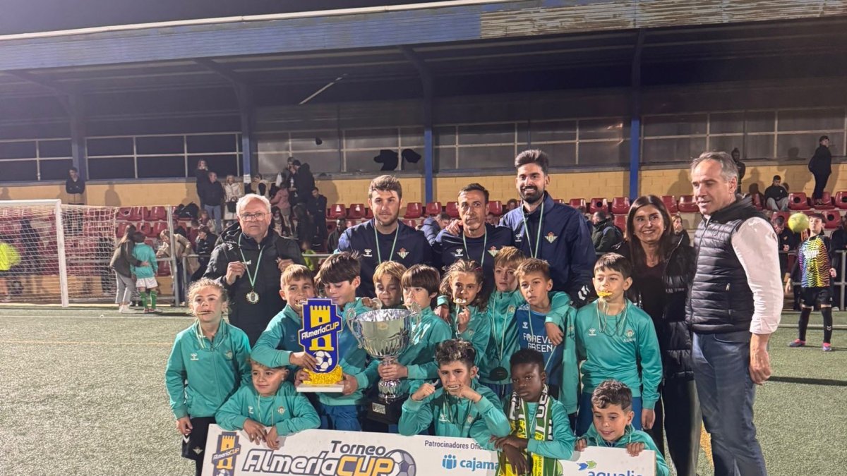 El Betis prebenjamín posa con las medallas después de ganar la Almería Cup en el Complejo Deportivo de La Cañada.
