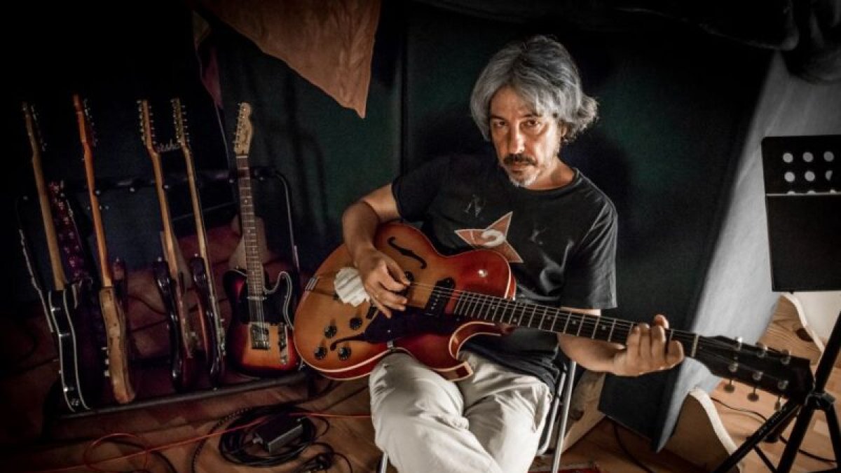 Nacho Para con su guitarra.