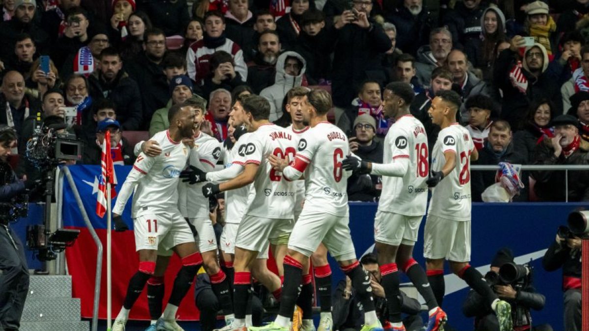 Los jugadores del Sevilla celebrando uno de los goles en el Metropolitano.