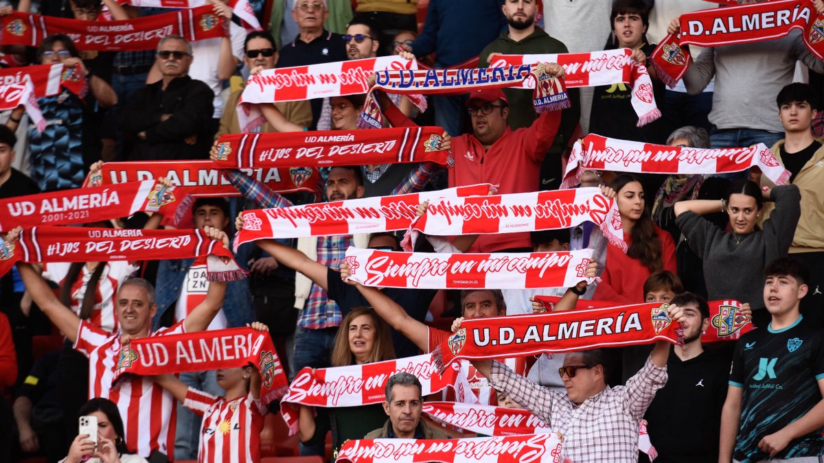 Aficionados del Almería en el partido ante el Granada.