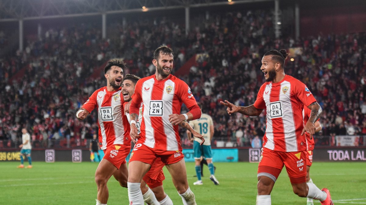 El Almería no para de celebrar victorias en el Mediterráneo.