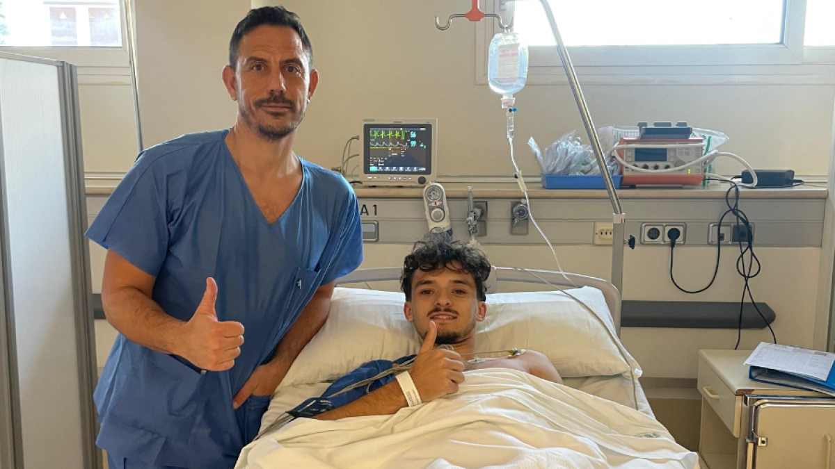 El Doctor Claudio Vázquez y el futbolista.