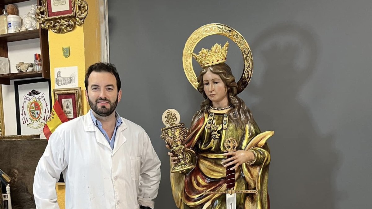 Jesús Latorre junto a su obra, Santa Bárbara.