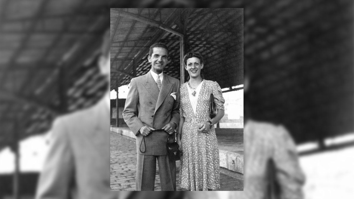 El polifacético delineante Emilio Perals con su esposa Rosa Romero, paseando bajo los tinglados del puerto en los años 50.