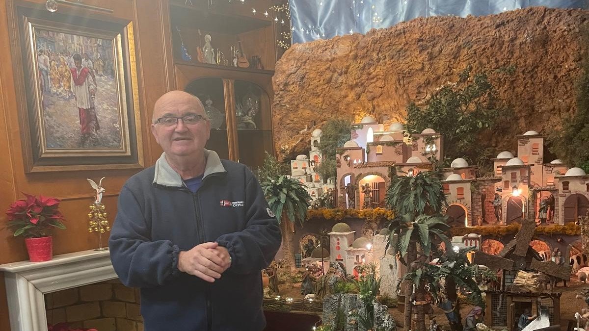 Juan Reche junto a parte de espectacular Belén.