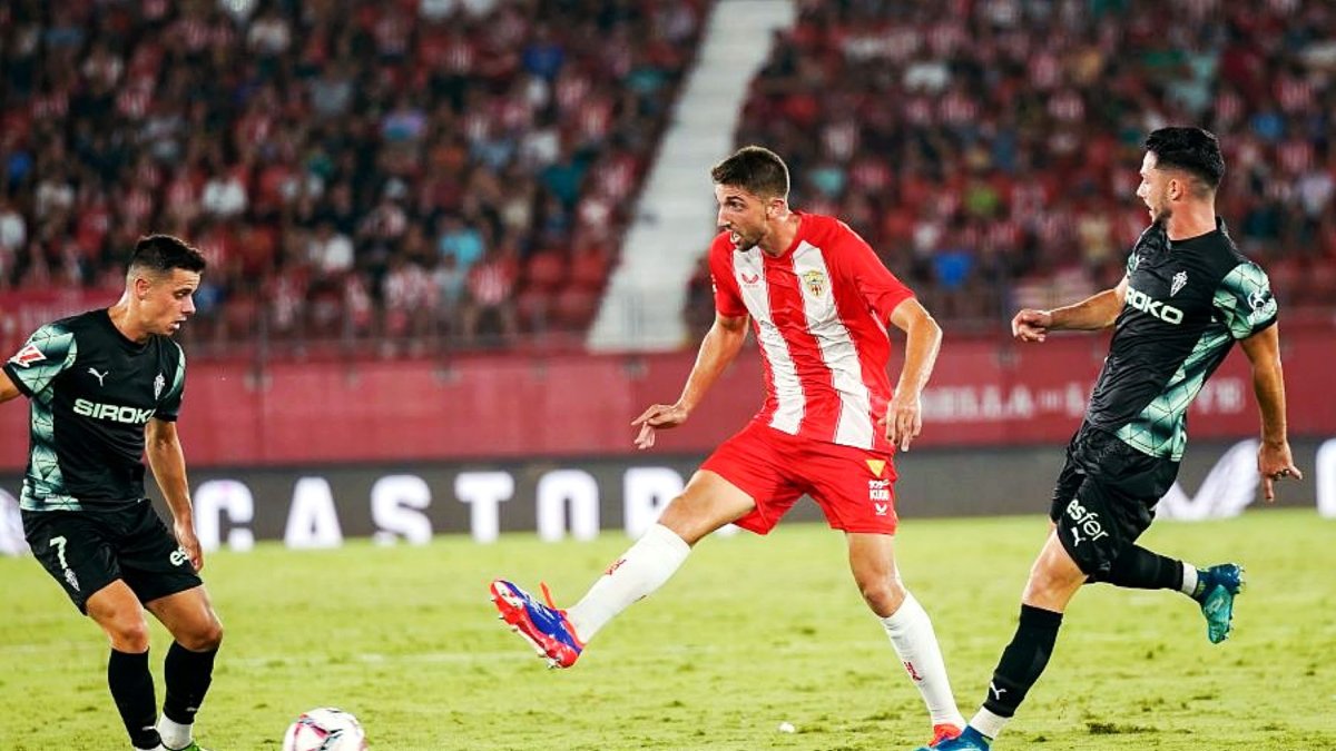 Edgar actuando como pivote ante el Sporting de Gijón.