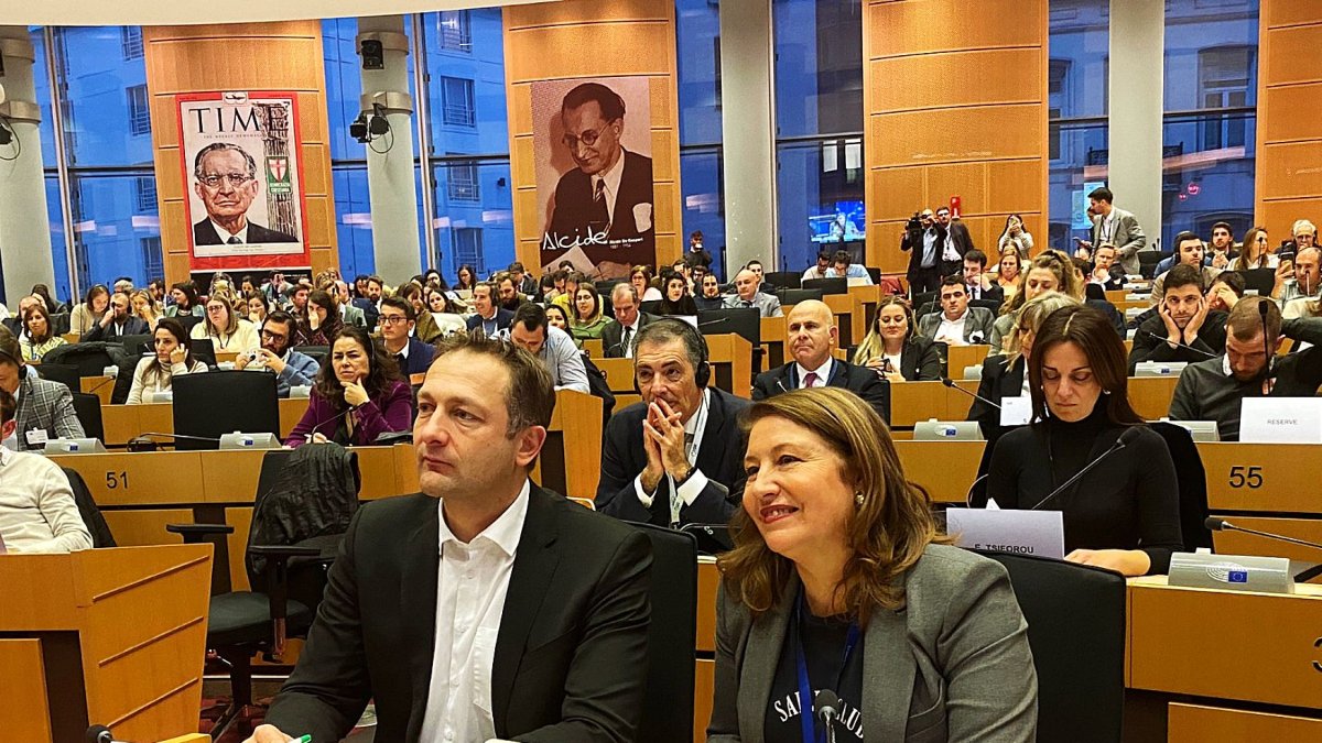 Christophe Hansen, comisario de Agricultura y Alimentación, y Carmen Crespo, eurodiputada y presidenta de la Comisión de Pesca del Parlamento Europeo