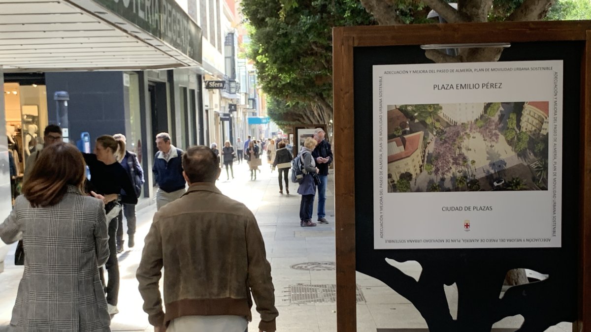 Carteles del proyecto expuestos en el mismo Paseo de Almería