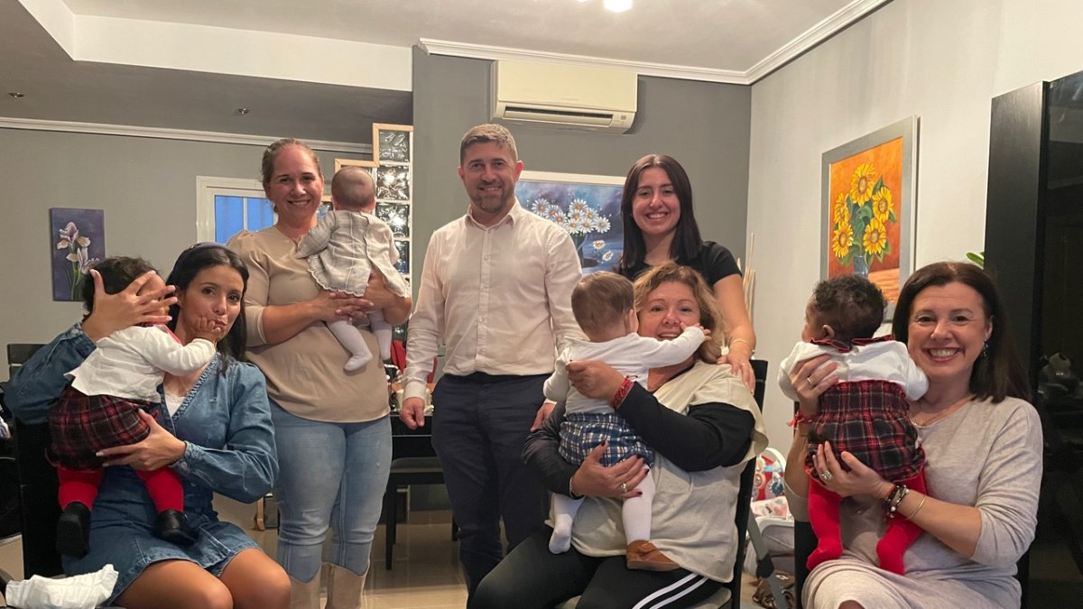 Miembros de la asociación En Familia por derecho, sus presidentes, Antonio y Raquel en el centro de la foto.