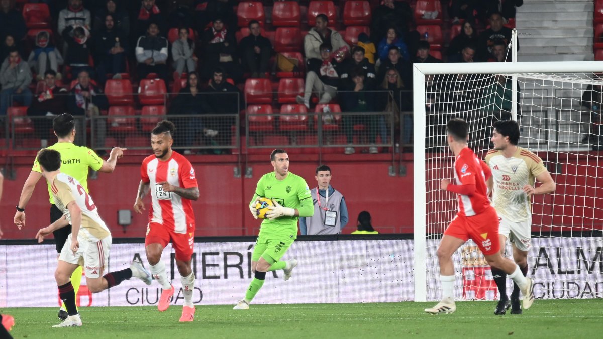 El guardameta en una de las jugadas del partido de anoche en el Estadio Mediterráneo ante el Mirandés, choque correspondiente a la 19ª jornada.