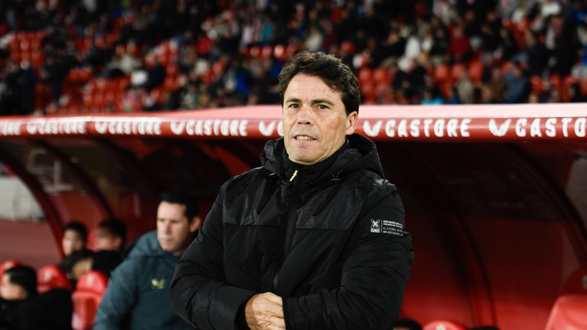 Rubi esperando el inicio de un partido que fue muy trabajado contra el Mirandés.