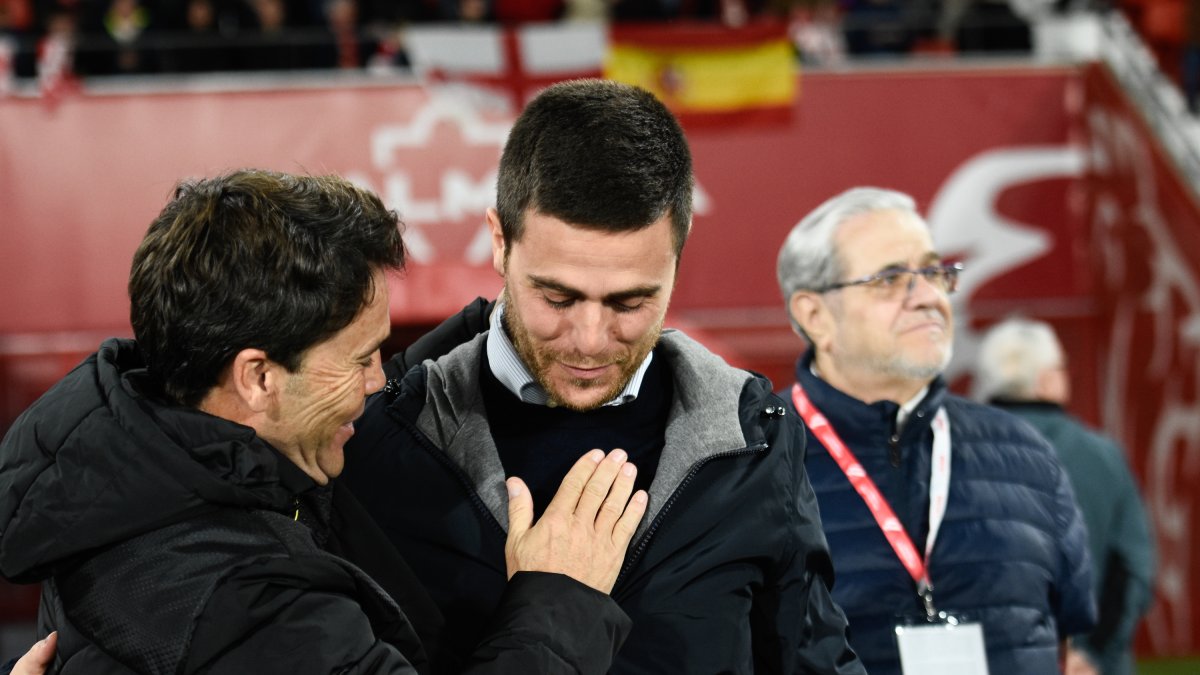 Alessio Lisci saludado por Rubi antes de comenzar el encuentro.