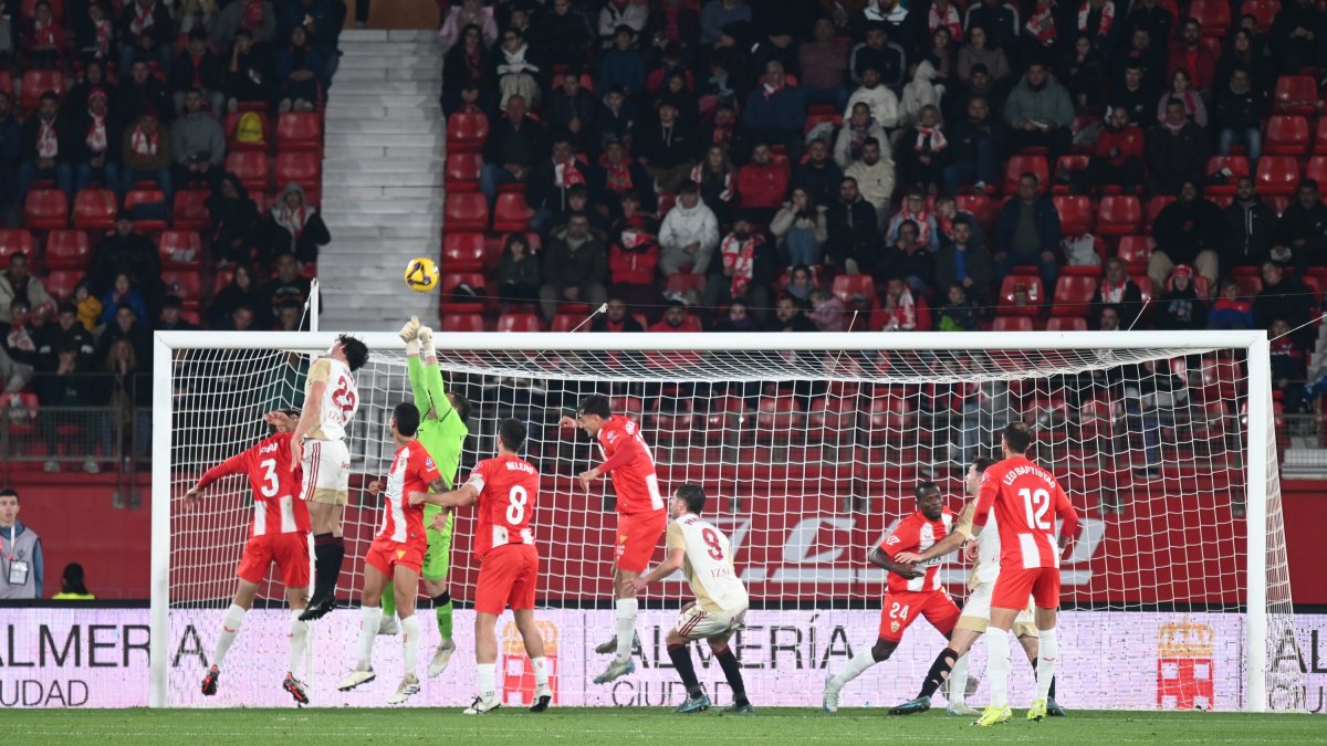 Fernando despejando de puños un saque de esquina del Mirandés.