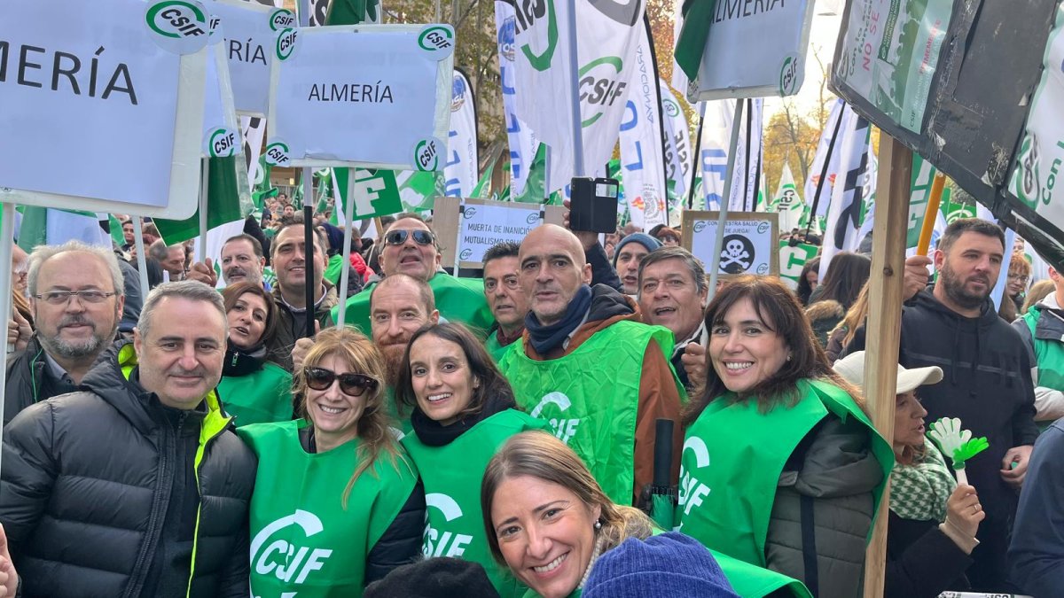 Cientos de funcionarios de Almería acudieron a Madrid para manifestarse y exigir la continuidad de Muface.
