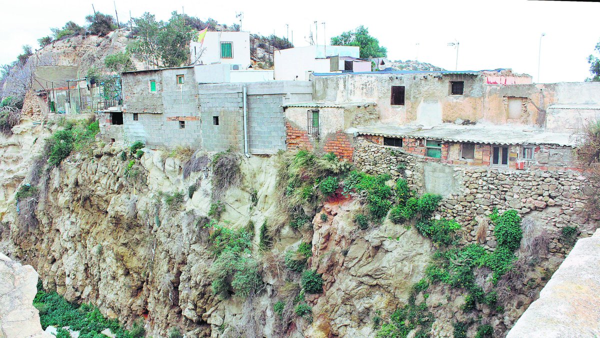 Las casas del barrio de las Trincheras, colgando del cerro que parte en dos la rambla.