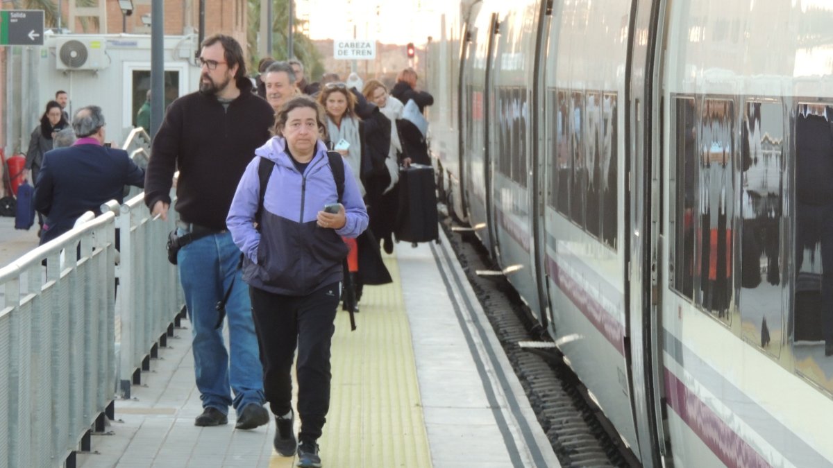 Los primeros viajeros de Alvia con destino Madrid Atocha-Almudena Grandes llegando a la estación de Huércal-Viator.