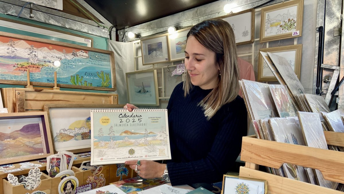 Sara Moncada, fundadora de Samoiillustration, con su calendario.