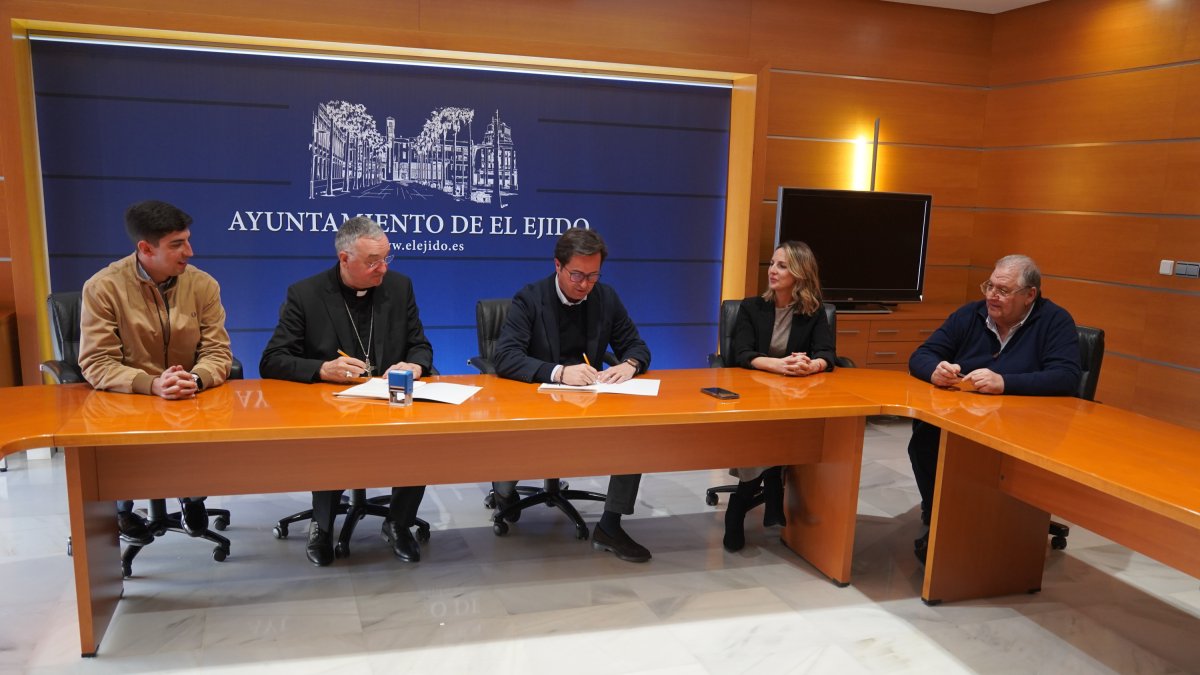 Firma del convenio con el Obispado en el Ayuntamiento de El Ejido.